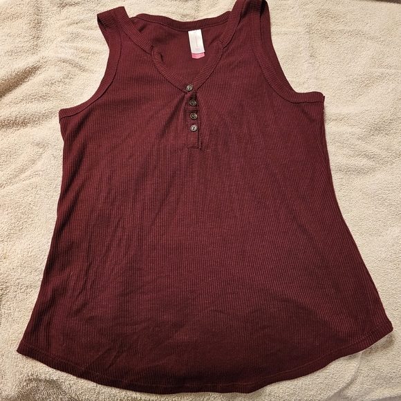 No Boundaries Tops - No Boundaries Woman' Burgandy Sleeveless Top. Size: S 3-5.